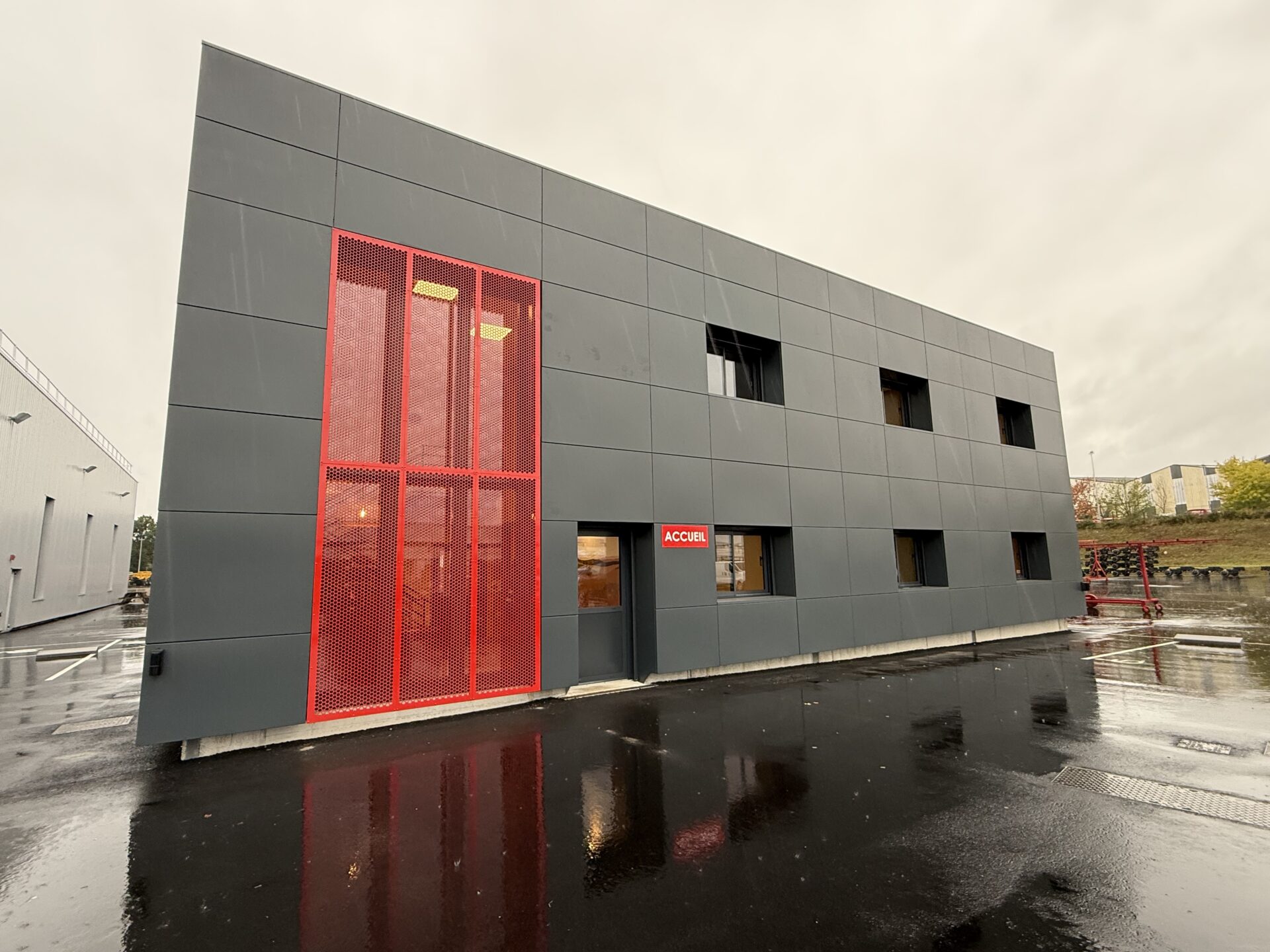 Construction d’un bâtiment de bureaux en extension d’un bâtiment industriel existant